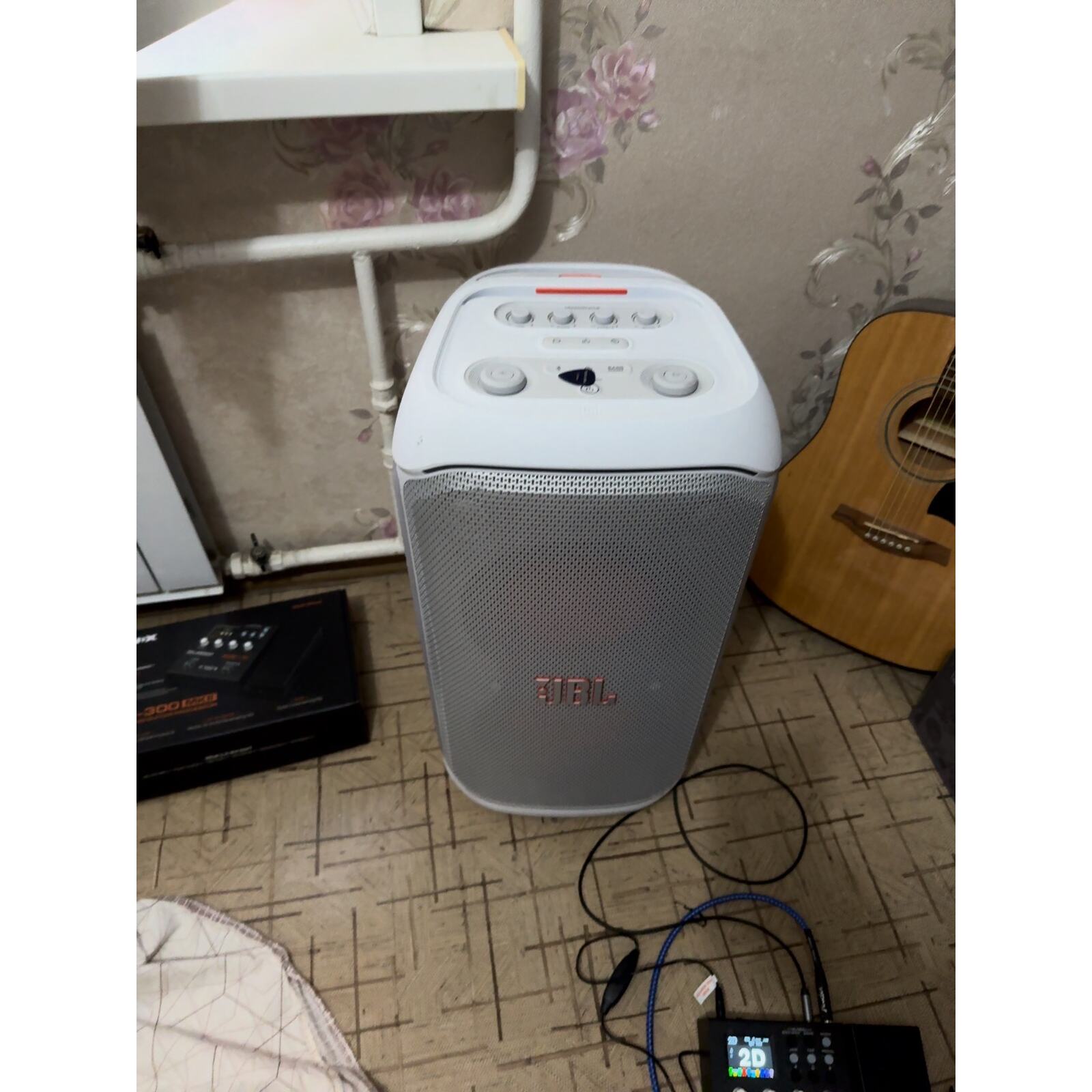 Белая портативная Bluetooth-колонка JBL с ручкой и эквалайзе — фото 1