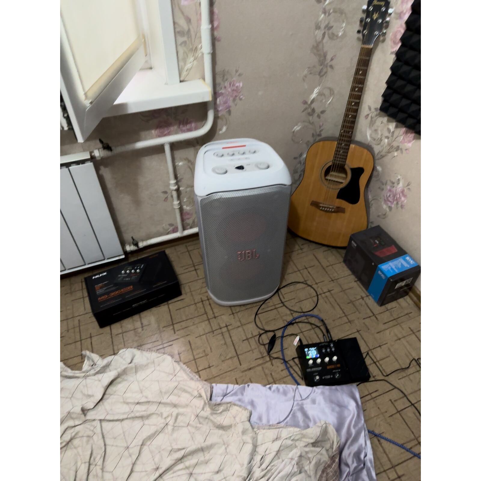 Белая портативная Bluetooth-колонка JBL с ручкой и эквалайзе — фото 2